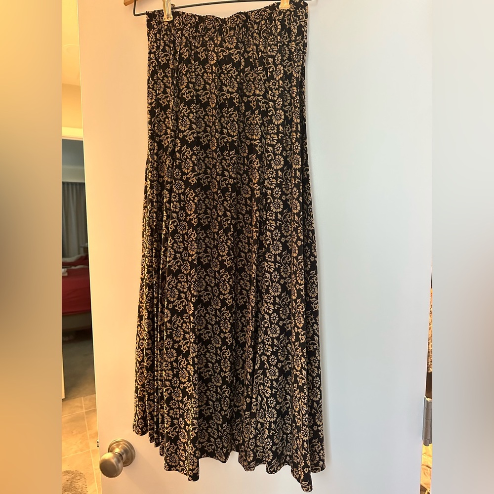 Kathie Lee Skirt. Black Print Size 8.